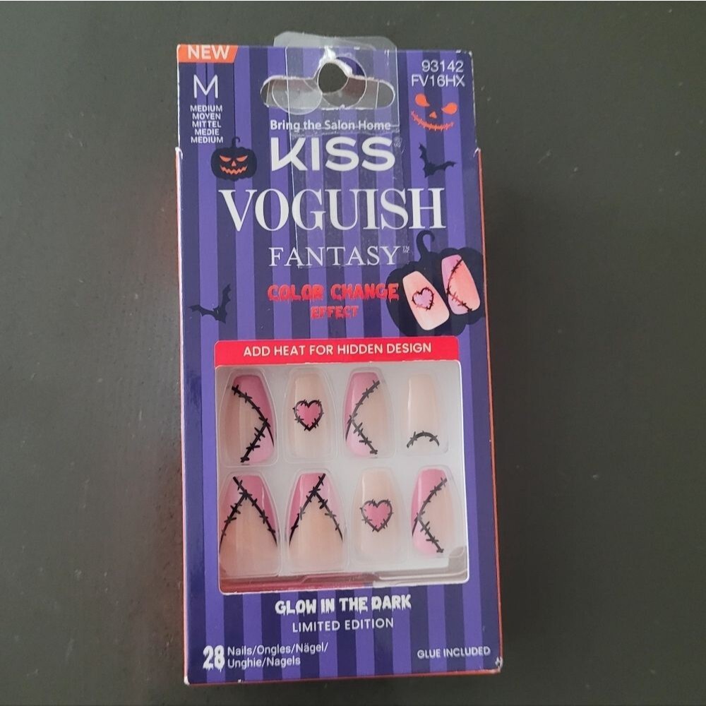 KISS Voguish Fantasy Color Change Nails Pink and Black Halloween Sally Rag Doll